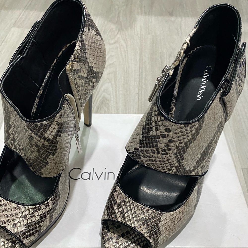 Calvin Klein: Lenora Classic Python Print Open To… - image 5